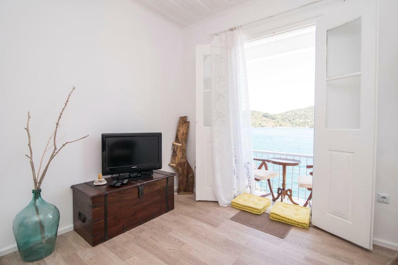 バティ Cavos Seaside Houseヴィラ エクステリア 写真