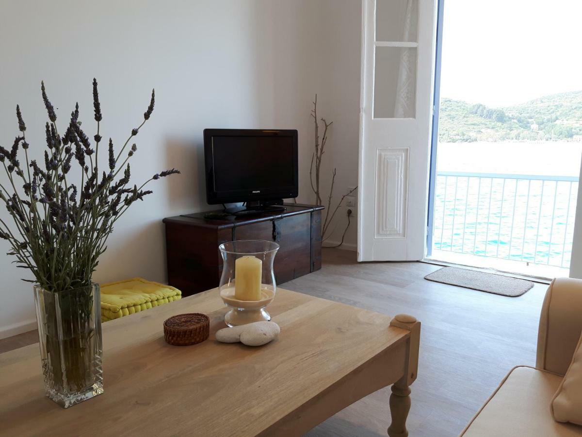 バティ Cavos Seaside Houseヴィラ エクステリア 写真